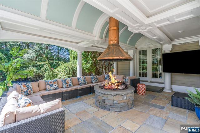 390 Lavelle Court, Wyckoff, NJ 07481