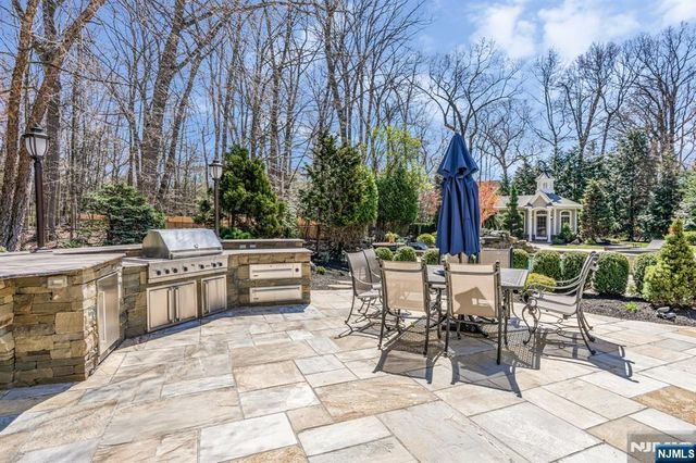 390 Lavelle Court, Wyckoff, NJ 07481