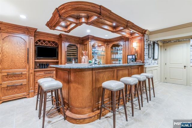 390 Lavelle Court, Wyckoff, NJ 07481
