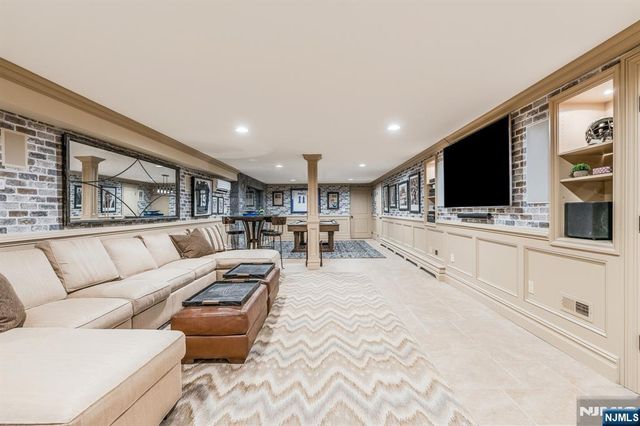 390 Lavelle Court, Wyckoff, NJ 07481