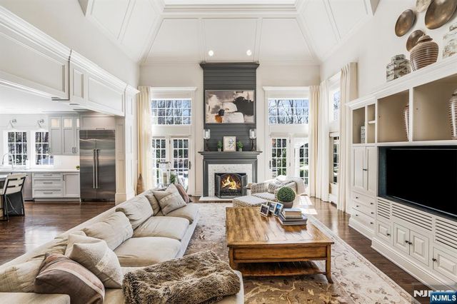 390 Lavelle Court, Wyckoff, NJ 07481