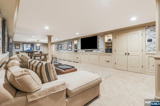 390 Lavelle Court, Wyckoff, NJ 07481