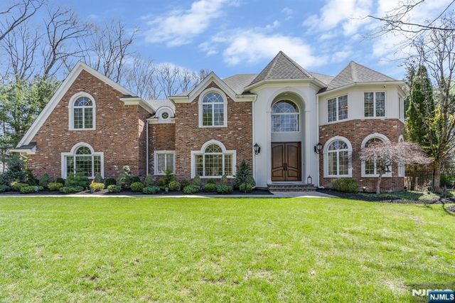 390 Lavelle Court, Wyckoff, NJ 07481