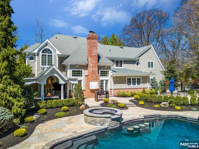 390 Lavelle Court, Wyckoff, NJ 07481