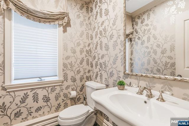 390 Lavelle Court, Wyckoff, NJ 07481