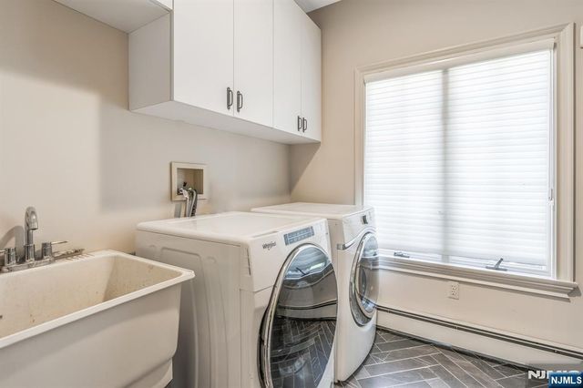 390 Lavelle Court, Wyckoff, NJ 07481