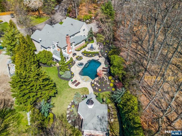 390 Lavelle Court, Wyckoff, NJ 07481