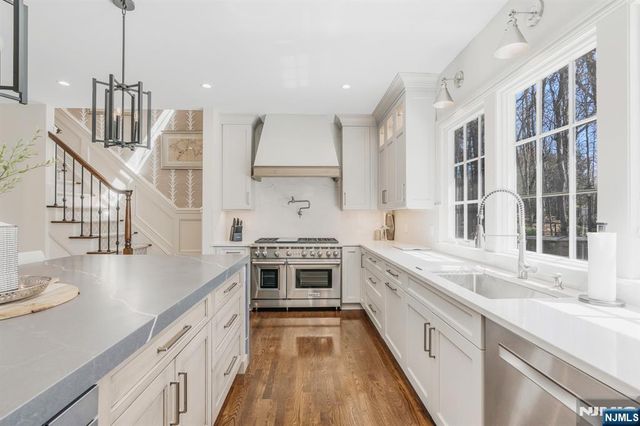 390 Lavelle Court, Wyckoff, NJ 07481