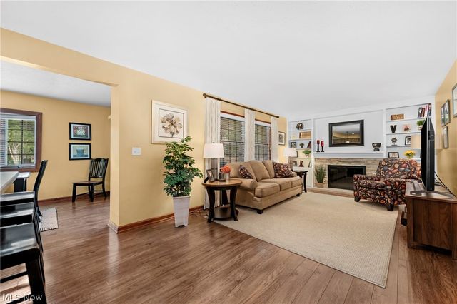 2808 W Asplin Drive, Rocky River, OH 44116