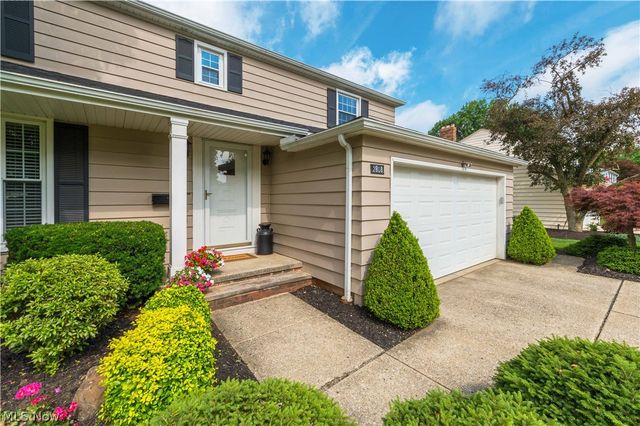 2808 W Asplin Drive, Rocky River, OH 44116