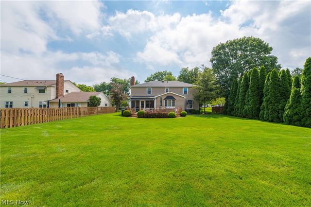 2808 W Asplin Drive, Rocky River, OH 44116
