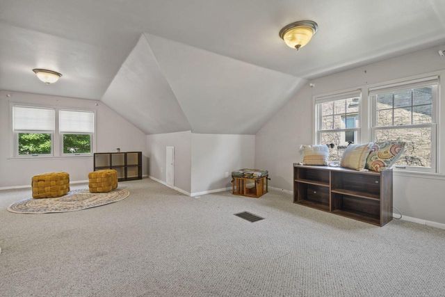 541 Highlandview DRIVE, West Bend, WI 53095