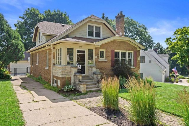 541 Highlandview DRIVE, West Bend, WI 53095