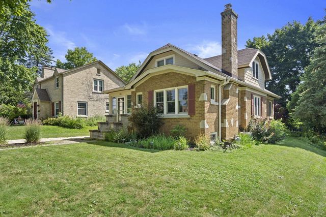 541 Highlandview DRIVE, West Bend, WI 53095