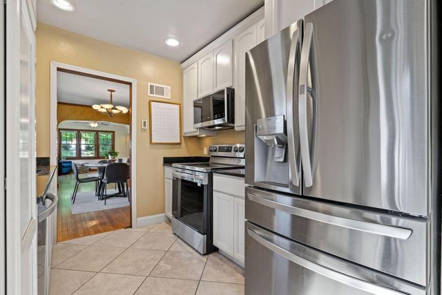 541 Highlandview DRIVE, West Bend, WI 53095