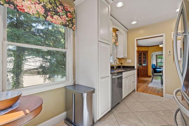 541 Highlandview DRIVE, West Bend, WI 53095