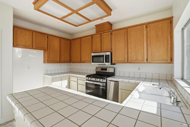 1997 Rainier Cir, Petaluma, CA 94954