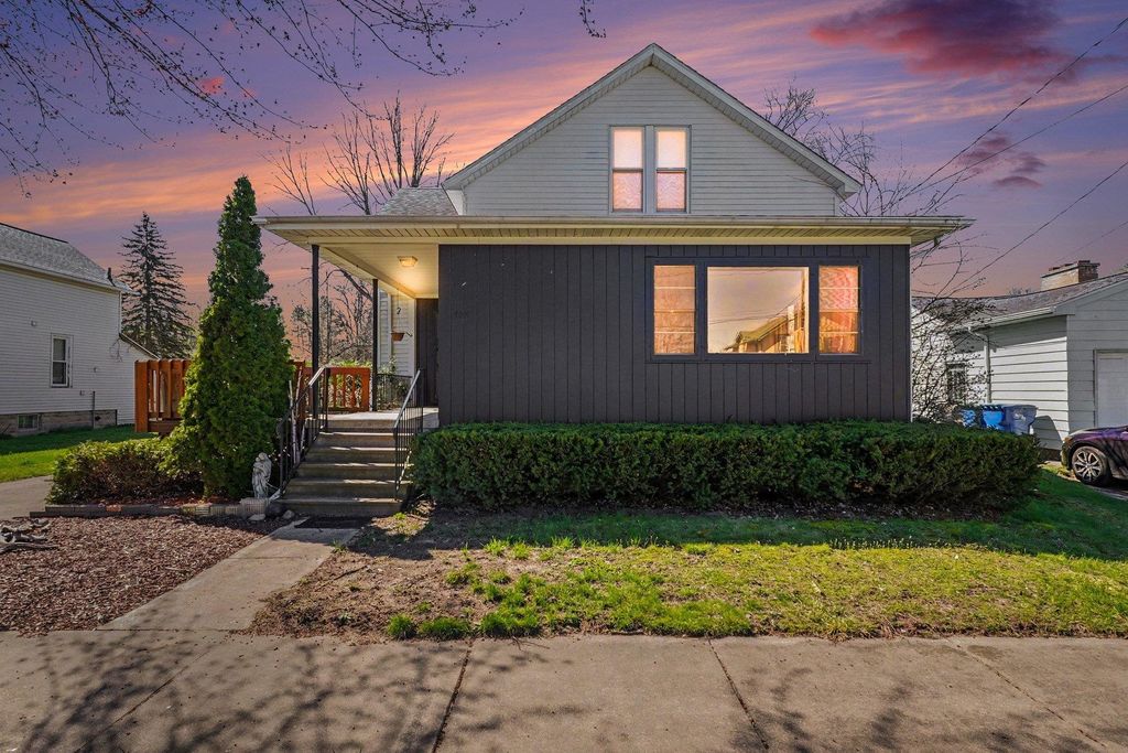 708 Nebobish Avenue, Bay City, MI 48708