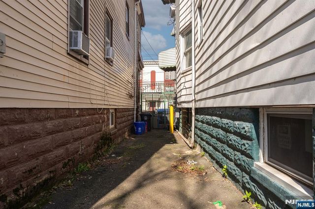 211 13th Street, Newark, NJ 07107