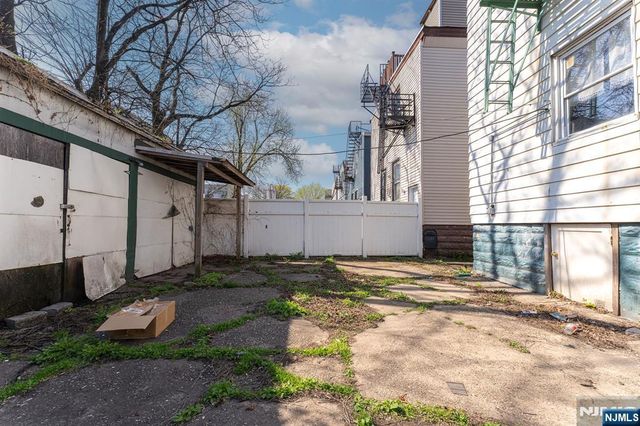 211 13th Street, Newark, NJ 07107