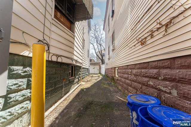 211 13th Street, Newark, NJ 07107