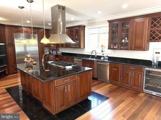 6529 FAIRLAWN DR, Mclean, VA 22101