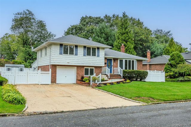 27 Schoenfield Lane, Melville, NY 11747