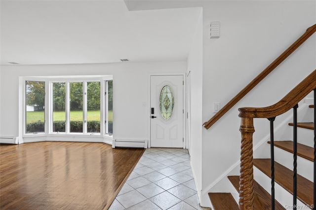 27 Schoenfield Lane, Melville, NY 11747