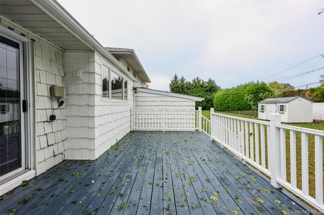 27 Schoenfield Lane, Melville, NY 11747