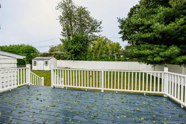 27 Schoenfield Lane, Melville, NY 11747