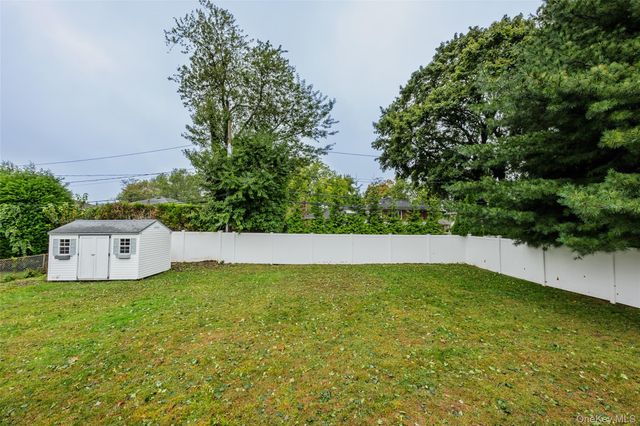 27 Schoenfield Lane, Melville, NY 11747