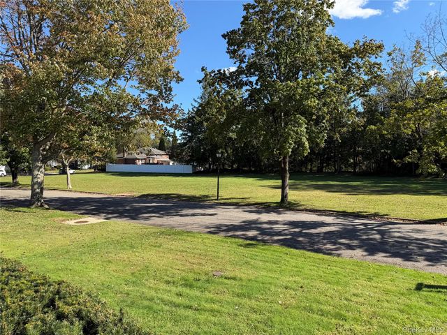 27 Schoenfield Lane, Melville, NY 11747