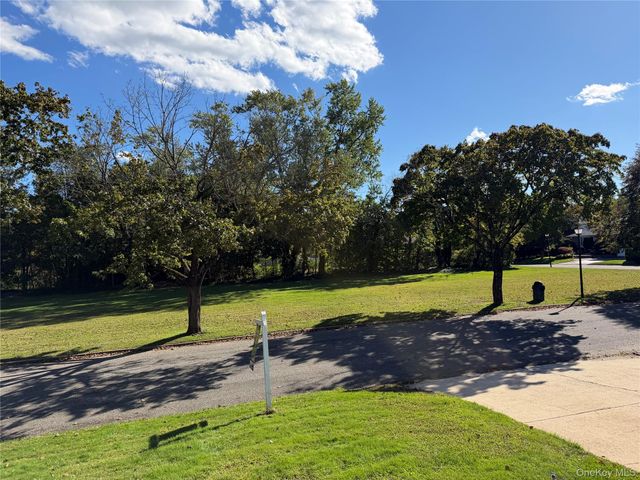27 Schoenfield Lane, Melville, NY 11747