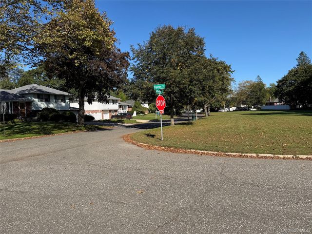 27 Schoenfield Lane, Melville, NY 11747