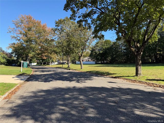 27 Schoenfield Lane, Melville, NY 11747