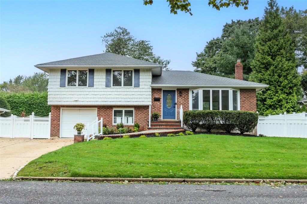 27 Schoenfield Lane, Melville, NY 11747