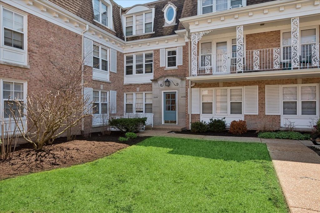 Image 2 of property listing at 2234 Central Street 3, Evanston, IL 60201