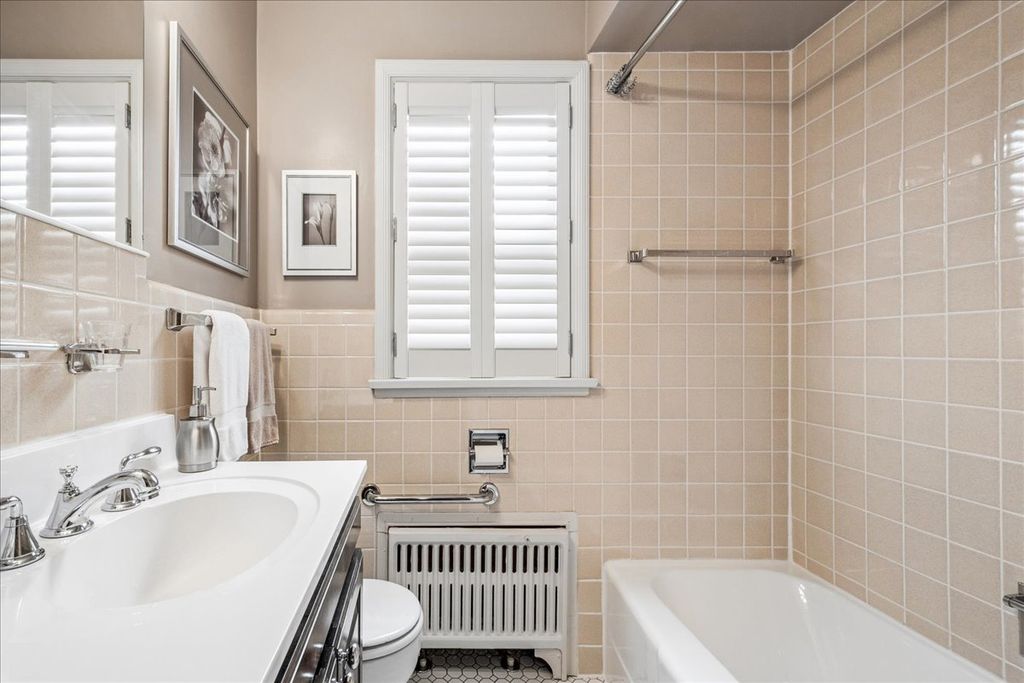 Image 12 of property listing at 2234 Central Street 3, Evanston, IL 60201