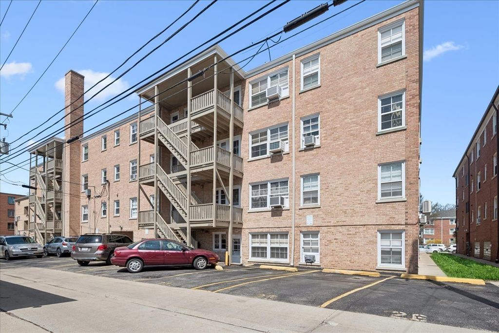 Image 17 of property listing at 2234 Central Street 3, Evanston, IL 60201