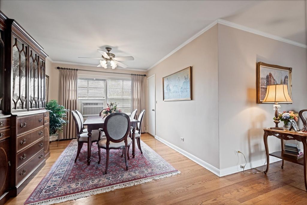 Image 6 of property listing at 2234 Central Street 3, Evanston, IL 60201