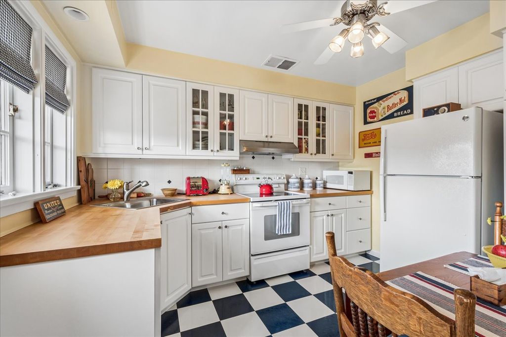 Image 7 of property listing at 2234 Central Street 3, Evanston, IL 60201