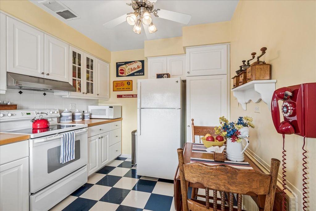 Image 8 of property listing at 2234 Central Street 3, Evanston, IL 60201