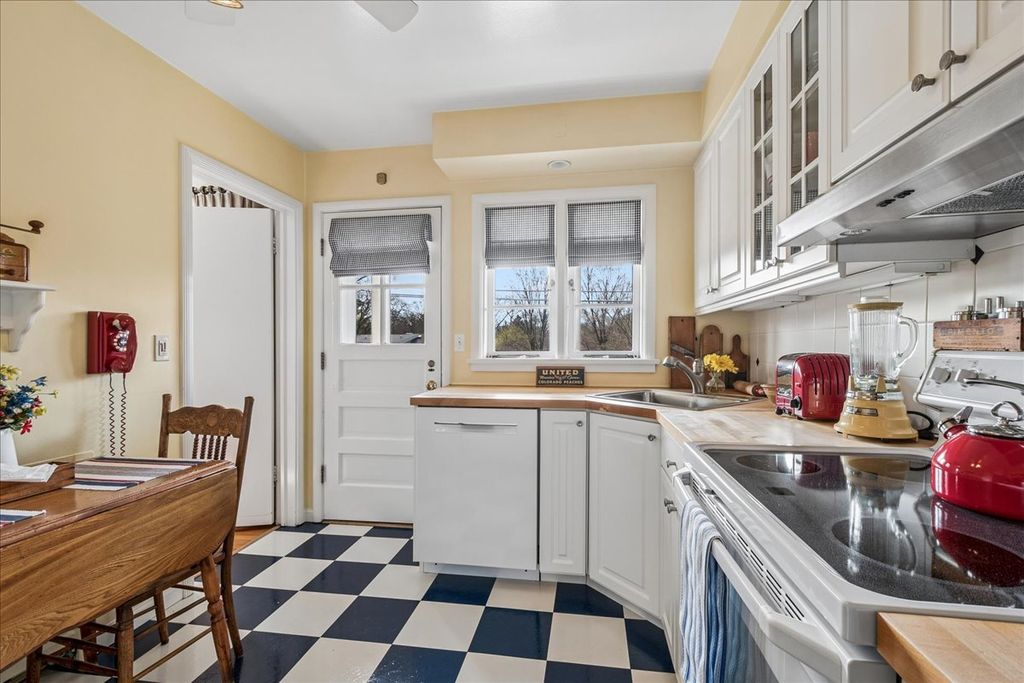 Image 9 of property listing at 2234 Central Street 3, Evanston, IL 60201