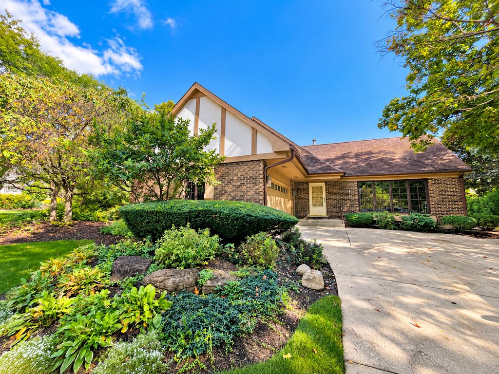 3 Alexandria Drive, Vernon Hills, IL 60061