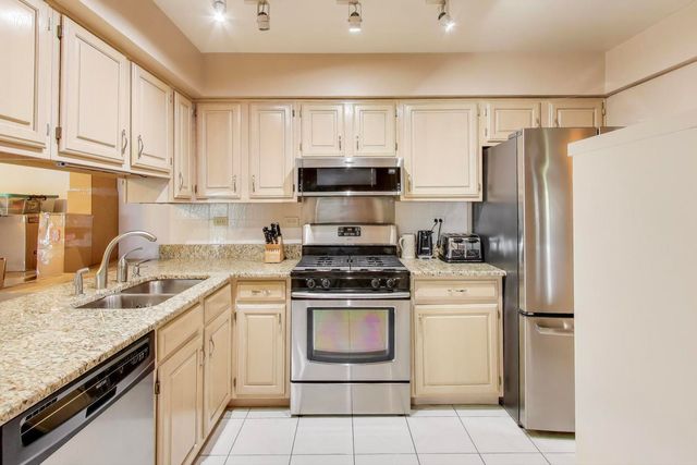 440 E Montrose Avenue 402, Wood Dale, IL 60191