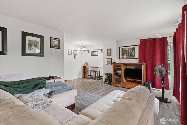 2820 15th Avenue W, Seattle, WA 98119