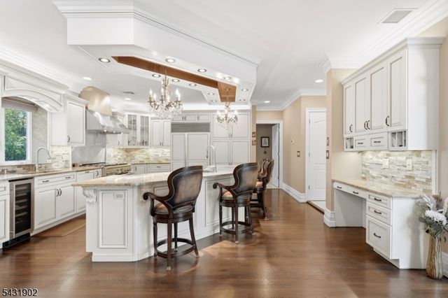 27 Mountainwood Ct, Totowa Boro, NJ 07512