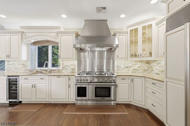 27 Mountainwood Ct, Totowa Boro, NJ 07512