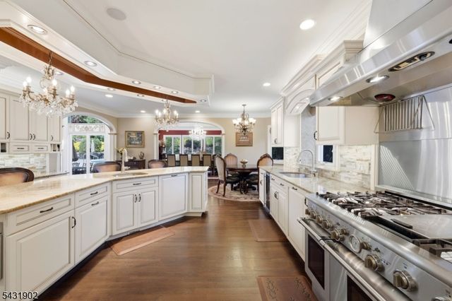 27 Mountainwood Ct, Totowa Boro, NJ 07512