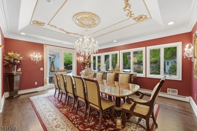 27 Mountainwood Ct, Totowa Boro, NJ 07512